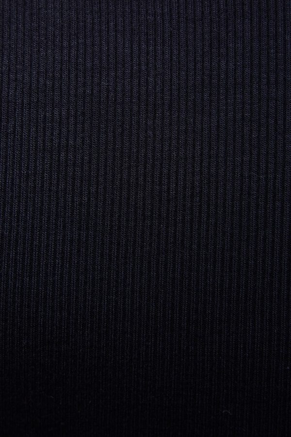 100085007_06V_alt3_1920x2880-1