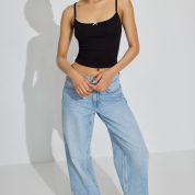 100090165_06V_alt1_1920x2880-1